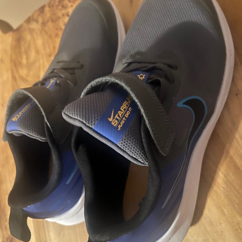 Boys Youth Nike Starrunner Shoes Size 3 NEW